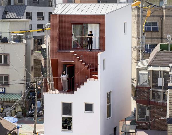 被咬过的红丝绒蛋糕，红洞商业大厦 / OHOO Architects