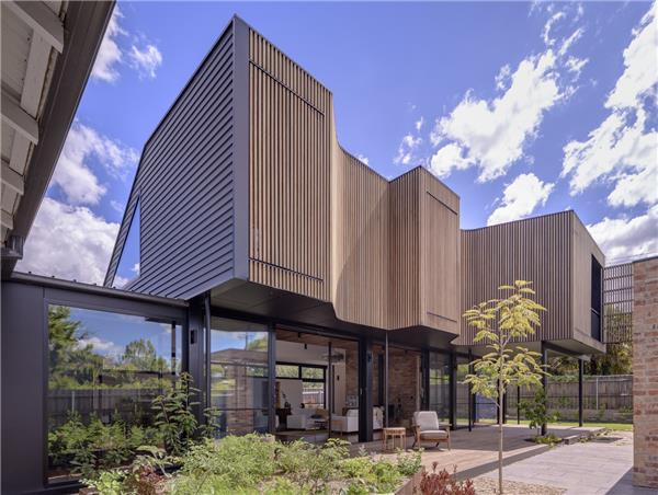 “流动”的木立面，芬恩街住宅 / Ben Walker Architects