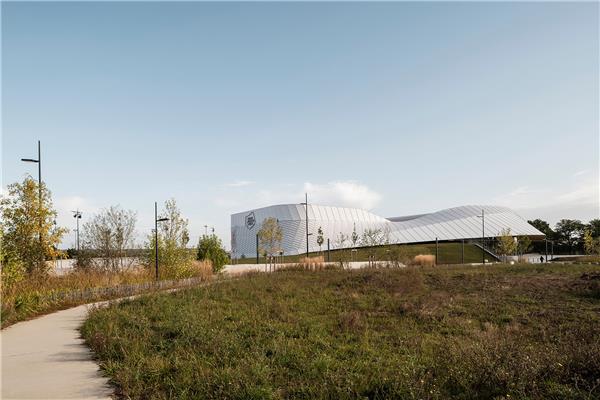Espace Mayenne体育娱乐中心 / Herault Arnod Architectures#(CrossonArchitects)#(EmilioAmbasz)#(HeraultArnodArchitectures)#(RIZOMA)#(SkylabArchitecture)#(埃米利奥安柏兹)#(安藤忠雄)#(白色)#(白色建筑设计)#(办公建筑)#(办公建筑设计)#(便利店)#(滨海建筑设计)#(滨水建筑设计)#(玻璃)#(玻璃形体建筑)#(博物馆建筑设计)#(草坪)#(草坪白色)#(创意)#(度假)#(多边形)#(儿童)#(儿童空间)#(高级)#(哥本哈根)#(工业建筑)#(工业生产建筑)#(工作室)#(公共场所)#(公共建筑设计案例)#(公共空间设计)#(公共桑拿房)#(公共小空间)#(公共职能建筑)#(构筑物)#(画廊)#(混凝土供水站)#(混凝土建筑)#(基础设施)#(集会)#(集会场所)#(加油站)#(建筑)#(建筑改造)#(健身房室内设计)#(景观花园)#(景观建筑设计)#(境衍设计林柏阳建筑师事务所)#(酒吧)#(酒庄)#(救生塔)#(居住)#(居住建筑)#(咖啡厅)#(客栈)#(空间构成)#(空间构成与整合)#(老旧建筑改造)#(老旧建筑更新)#(礼堂)#(立体)#(瞭望塔)#(旅游设施)#(绿化纯白)#(猫舍花园)#(冥想空间)#(膜结构建筑)#(酿酒厂)#(攀岩馆)#(品牌旗舰店)#(气膜结构)#(清水混凝土建筑)#(礽建筑)#(三角形)#(三角元素)#(三文建筑何崴工作室)#(商业建筑)#(商业建筑设计)#(商业设施)#(少年活动中心)#(设计)#(社区)#(社区活动空间)#(水泥建筑)#(体育场馆设计)#(文化建筑)#(文化建筑设计案例)#(文化中心)#(现代)#(乡村建筑设计)#(小户型)#(小空间)#(小型)#(小型公共建筑设计)#(小型建筑抄绘案例)#(休闲娱乐)#(沿街商铺外立面设计)#(野外)#(一楼房屋设计)#(医药中心)#(艺术博物馆设计)#(艺术工作室)#(驿站)#(应急避难所)#(泳池房)#(游客接待)#(游客接待中心)#(运动)#(展馆)#(展览馆)#(展览建筑设计)#(展览建筑设计案例)#(展览类建筑)#(展厅)#(震后重建项目)#(政府办公楼)#(竹屋)#(住宅建筑)#(装置)#(宗教建筑)#(宗教建筑设计)#(综合体)#(Architects49)#(Architects49Limited)#(BAU建筑城市设计)#(JohnstonMarklee)#(Magnumarchitectesurbanistes)#(NewWaveArchitecture)#(白色建筑)#(办公大楼)#(避难所)#(别墅)#(玻璃形体)#(博物馆)#(不规则)#(采光)#(餐厅)#(餐饮建筑设计)#(城市更新)#(城市公共设施)#(宠物商店)#(创意建筑)#(创作)#(村民服务中心)#(村庄公共服务中心)#(大师作品赏析)#(单层)#(单层建筑)#(档案馆)#(灯光)#(独立住宅)#(多功能文娱设施)#(服务设施)#(覆土建筑设计)#(工业区改造)#(公共活动空间)#(公共建筑)#(公共建筑设计)#(公共空间)#(供水站)#(共享办公空间)#(环保建筑)#(会议中心)#(混合用途建筑)#(混凝土建筑设计)#(活动中心)#(极简建筑)#(纪念馆)#(纪念建筑)#(纪念性建筑)#(茧房)#(建筑更新)#(建筑设计)#(建筑装置)#(健身房)#(教堂)#(教堂建筑)#(教育建筑设计)#(居住空间)#(科研建筑设计)#(老旧建筑改造更新)#(礼拜场所)#(凉亭)#(林中小屋)#(旅馆)#(绿化)#(绿色建筑)#(马厩)#(美术馆)#(膜结构)#(农业建筑设计)#(培训中心)#(汽车展厅)#(三角建筑)#(三角形建筑案例)#(三角形建筑设计)#(商店)#(商业空间设计)#(社区公建)#(社区中心)#(生活馆)#(十字架)#(市政建筑设计)#(视觉分析)#(视觉分析图)#(室内运动)#(室外小型建筑)#(体验中心)#(体育建筑)#(体育建筑设计)#(天文台)#(透明)#(图书馆)#(网状)#(文化建筑设计)#(物流站)#(洗漱间)#(乡村振兴)#(乡建项目)#(乡建项目设计)#(小公建)#(小建筑)#(小建筑抄绘)#(小建筑设计)#(小体量公共建筑)#(小型公共建筑)#(小型公建)#(小型建筑)#(小型建筑案例)#(小型建筑设计)#(寻常设计事务所UsualStudio)#(一层)#(一层房屋设计)#(一层建筑)#(一层建筑设计)#(艺术)#(艺术体验站)#(营销中心)#(游泳池)#(浴室)#(展览空间)#(展览类建筑设计)#(展廊)#(整合)#(政府建筑设计)#(住宅)