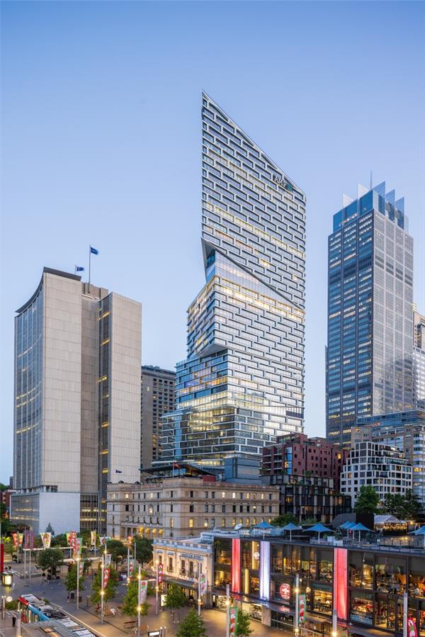 Quay Quarter Tower大楼 / 3XN Architects#(DavidChipperfieldArchitects)#(FHHHFRIENDS)#(SilpArchitects)#(办公建筑设计)#(办公空间)#(办公楼)#(办公室)#(博物馆建筑设计)#(仓库改造设计)#(厂房改造)#(低层住宅设计案例)#(独栋住宅设计)#(钢结构)#(工业建筑改造)#(工业建筑改造更新)#(工作室改造)#(功能置换)#(建筑)#(建筑改造案列)#(建筑设计改造)#(旧建筑改造)#(旧建筑改造更新扩建)#(老建筑改造)#(老旧建筑改造)#(老旧建筑更新)#(老旧建筑外立面改造)#(历史建筑保护)#(历史建筑保护修复)#(历史建筑更新)#(美术馆建筑设计)#(商业建筑设计)#(商业空间)#(塔楼)#(塔楼建筑设计)#(塔式建筑设计)#(新旧)#(新老建筑立面改造)#(议会大楼)#(音乐厅)#(展馆建筑设计)#(住宅改造)#(住宅建筑设计)#(住宅楼建筑设计案例)#(综合体)#(3NX)#(ASASarkitekturn)#(Gensler)#(Indiesalon)#(Naso)#(办公大楼)#(办公改造)#(城市更新)#(独栋别墅设计)#(独立住宅设计)#(高层建筑设计)#(公共空间)#(古建保护与开发)#(会议中心)#(混合用途建筑)#(活动中心)#(建筑改造设计)#(建筑设计)#(居住建筑设计)#(居住建筑设计案例)#(老房子改造)#(老旧改造)#(老旧建筑改造更新)#(老项目改造)#(历史建筑改造)#(露天剧场)#(民居改造)#(耐候钢)#(文化建筑设计)#(新旧建筑)#(新老建筑立面)#(演播空间)#(展览空间)#(砖石材料)