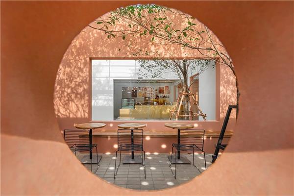 夏日咖啡旗舰店 / Spacecraft co,ltd#(Elsedesign)#(Spacecraftcoltd)#(阿那亚咖啡厅)#(白色穿孔铝板)#(滨水咖啡馆设计案例)#(玻璃砖建筑设计)#(餐饮建筑设计)#(餐饮空间)#(餐饮空间设计)#(城市更新)#(创意咖啡店)#(店铺设计)#(放松)#(蜂窝板镜面不锈钢)#(改造)#(概念咖啡店)#(钢结构建筑)#(更新改造)#(工厂风)#(工业风)#(公共建筑)#(公园建筑设计)#(红砖建筑)#(华黎迹建筑事务所TAO)#(获奖咖啡厅)#(获奖作品)#(金属外墙建筑设计)#(金属砖)#(咖啡店)#(咖啡店设计)#(咖啡店设计案例)#(咖啡店室内)#(咖啡馆)#(咖啡馆设计)#(咖啡厅抄绘案例)#(咖啡厅设计)#(咖啡厅设计案例)#(咖啡厅室内)#(咖啡屋)#(老旧建筑改造更新)#(临街商铺)#(零刻设计)#(零售)#(农村自建房设计)#(山西)#(商店)#(商铺)#(商业)#(商业改造)#(商业立面)#(生活)#(室内设计)#(刷刷建筑)#(素造建筑)#(天作空间设计)#(微水泥)#(乡村改造)#(乡村振兴)#(乡建项目)#(小型公共建筑)#(小型公建)#(小型建筑)#(小型咖啡馆)#(小型咖啡屋)#(小型商业建筑)#(休闲)#(饮食)#(主题咖啡馆)#(DAGA大观建筑)#(FANAF)#(neriandhu如恩设计)#(PauseCafe)#(Pause咖啡厅)#(WutopiaLab)#(滨海建筑设计)#(餐饮)#(店面设计)#(店铺)#(店铺改造)#(店铺更新)#(独立)#(钢结构)#(红砖)#(获奖咖啡馆)#(金属幕帘)#(金属外立面建筑设计)#(旧建改造)#(咖啡店改造)#(咖啡馆建筑)#(咖啡馆建筑设计)#(咖啡馆设计案例)#(咖啡厅)#(咖啡厅案例分析)#(咖啡厅抄绘)#(咖啡厅建筑)#(咖啡厅建筑设计)#(咖啡厅立面)#(咖啡厅平面)#(咖啡厅外立面)#(老建筑改造)#(老旧建筑改造)#(老旧建筑更新)#(路边咖啡)#(落地玻璃)#(三文建筑何崴工作室)#(商业建筑)#(商业建筑立面设计)#(商业建筑设计)#(商业建筑设计案例)#(商业设施)#(深圳猫树里咖啡厅)#(水吧)#(水边咖啡馆设计案例)#(庭院)#(武汉朴开十向设计事务所)#(乡村建筑设计)#(小型)#(沿街店面)#(沿街咖啡馆)#(沿街咖啡厅)#(沿街商铺)#(沿街商铺夜景)#(艺术空间)#(饮品店)#(有点建筑)#(住宅建筑设计)#(综合)