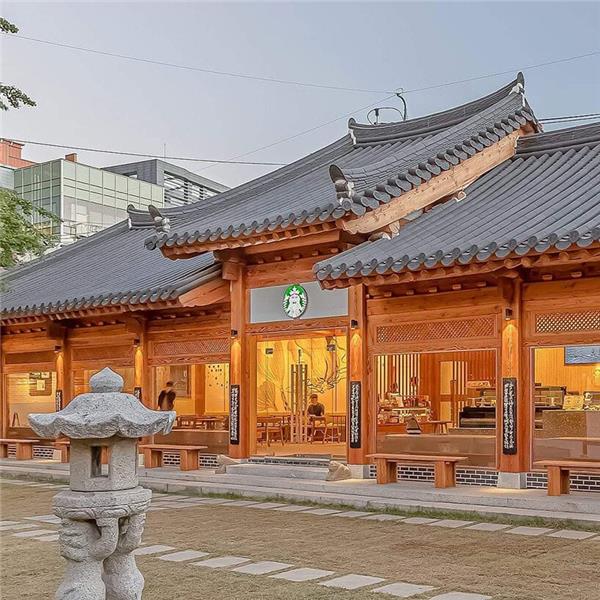 韩国百年历史木制建筑“韩屋星巴克”#(CoalDropsYard)#(MoonHoon)#(Red5studio)#(UrbanArkArchitects)#(办公楼设计)#(餐饮空间)#(餐饮空间设计)#(厂房)#(潮流街区)#(车站)#(城市更新)#(创意街区)#(法国)#(翻修扩建)#(放松娱乐休闲)#(废弃建筑改造)#(概念店)#(工厂改造)#(工业建筑改造效果图)#(工业遗迹)#(工业遗迹改造)#(工业用地改造)#(公共设施)#(会展设计)#(混合用途建筑设计)#(建筑改造设计)#(建筑设计)#(街道)#(街景设计)#(街区商业)#(街区式商业)#(酒吧建筑设计)#(旧工厂改造)#(居住建筑设计案例)#(咖啡店)#(咖啡馆)#(咖啡厅改造)#(老厂区改造)#(老房子改造)#(老旧改造)#(老旧建筑改造更新)#(老项目改造)#(历史建筑改造)#(零售空间)#(旗舰店)#(人文建筑)#(商店)#(商铺)#(商圈)#(商业步行街)#(商业宫殿)#(商业街经典案例)#(商业街区)#(商业街区景观)#(商业景观)#(商业区)#(商业中心)#(效果图)#(新旧建筑)#(新老建筑立面)#(演播建筑设计案例)#(邮局改造)#(展馆墙体)#(展会)#(中国高线公园)#(中庭设计)#(architecturalstudioZJA)#(CoalDropsYard购物中心)#(JYARCHITECTS)#(MVRDV)#(NiiiZDesignLab)#(办公建筑设计)#(步行街)#(餐厅改造)#(仓库)#(厂房翻新)#(厂房改造)#(城市旧建改造)#(道路街区)#(底商)#(电影院建筑设计案例)#(工厂库房改造)#(工业建筑)#(功能置换)#(购物中心)#(建筑)#(建筑改造案列)#(建筑景观一体化设计)#(建筑设计改造)#(旧厂房改造)#(旧建翻新)#(旧建改造)#(旧建筑改造)#(咖啡厅)#(老建筑改造)#(老旧建筑改造)#(啤酒厂)#(商场)#(商务区)#(商业规划设计)#(商业建筑)#(商业建筑改造设计)#(商业建筑设计)#(商业建筑设计案例)#(商业建筑外立面设计)#(商业街)#(商业街景观)#(商业街立面)#(商业空间)#(商业设施)#(商业屋顶花园)#(商业中庭)#(商业中庭设计)#(商业综合体)#(商业综合体项目案例)#(设计)#(室外商业街)#(文化建筑)#(屋顶花园)#(屋顶农场)#(新旧)#(一体化设计)#(越南建筑设计)#(展览馆)#(展览馆墙体)#(综合楼)#(综合体)