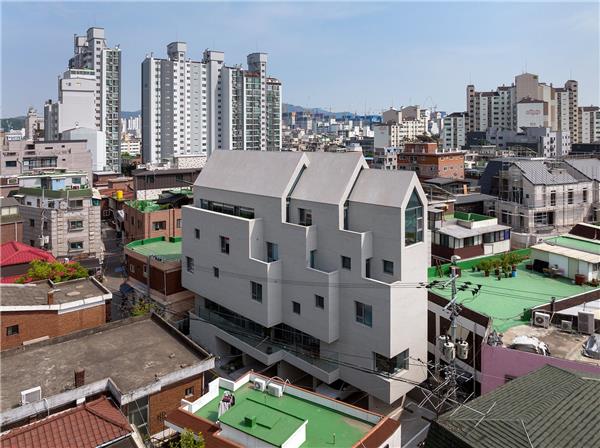“T型屋顶”公寓 / SOSU Architects#SOSUArchitects #居住建筑设计 #住宅建筑设计 
