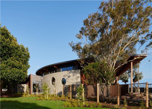 抱树而建，Wellington 亲子中心 / AOA Christopher Peck