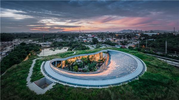 森林资源保护卓越中心/ Architects 49#(CrossonArchitects)#(EmilioAmbasz)#(HeraultArnodArchitectures)#(RIZOMA)#(SkylabArchitecture)#(埃米利奥安柏兹)#(安藤忠雄)#(白色)#(白色建筑设计)#(办公建筑)#(办公建筑设计)#(便利店)#(滨海建筑设计)#(滨水建筑设计)#(玻璃)#(玻璃形体建筑)#(博物馆建筑设计)#(草坪)#(草坪白色)#(创意)#(度假)#(多边形)#(儿童)#(儿童空间)#(高级)#(哥本哈根)#(工业建筑)#(工业生产建筑)#(工作室)#(公共场所)#(公共建筑设计案例)#(公共空间设计)#(公共桑拿房)#(公共小空间)#(公共职能建筑)#(构筑物)#(画廊)#(混凝土供水站)#(混凝土建筑)#(基础设施)#(集会)#(集会场所)#(加油站)#(建筑)#(建筑改造)#(健身房室内设计)#(景观花园)#(景观建筑设计)#(境衍设计林柏阳建筑师事务所)#(酒吧)#(酒庄)#(救生塔)#(居住)#(居住建筑)#(咖啡厅)#(客栈)#(空间构成)#(空间构成与整合)#(老旧建筑改造)#(老旧建筑更新)#(礼堂)#(立体)#(瞭望塔)#(旅游设施)#(绿化纯白)#(猫舍花园)#(冥想空间)#(膜结构建筑)#(酿酒厂)#(攀岩馆)#(品牌旗舰店)#(气膜结构)#(清水混凝土建筑)#(礽建筑)#(三角形)#(三角元素)#(三文建筑何崴工作室)#(商业建筑)#(商业建筑设计)#(商业设施)#(少年活动中心)#(设计)#(社区)#(社区活动空间)#(水泥建筑)#(体育场馆设计)#(文化建筑)#(文化建筑设计案例)#(文化中心)#(现代)#(乡村建筑设计)#(小户型)#(小空间)#(小型)#(小型公共建筑设计)#(小型建筑抄绘案例)#(休闲娱乐)#(沿街商铺外立面设计)#(野外)#(一楼房屋设计)#(医药中心)#(艺术博物馆设计)#(艺术工作室)#(驿站)#(应急避难所)#(泳池房)#(游客接待)#(游客接待中心)#(运动)#(展馆)#(展览馆)#(展览建筑设计)#(展览建筑设计案例)#(展览类建筑)#(展厅)#(震后重建项目)#(政府办公楼)#(竹屋)#(住宅建筑)#(装置)#(宗教建筑)#(宗教建筑设计)#(综合体)#(Architects49)#(Architects49Limited)#(BAU建筑城市设计)#(JohnstonMarklee)#(Magnumarchitectesurbanistes)#(NewWaveArchitecture)#(白色建筑)#(办公大楼)#(避难所)#(别墅)#(玻璃形体)#(博物馆)#(不规则)#(采光)#(餐厅)#(餐饮建筑设计)#(城市更新)#(城市公共设施)#(宠物商店)#(创意建筑)#(创作)#(村民服务中心)#(村庄公共服务中心)#(大师作品赏析)#(单层)#(单层建筑)#(档案馆)#(灯光)#(独立住宅)#(多功能文娱设施)#(服务设施)#(覆土建筑设计)#(工业区改造)#(公共活动空间)#(公共建筑)#(公共建筑设计)#(公共空间)#(供水站)#(共享办公空间)#(环保建筑)#(会议中心)#(混合用途建筑)#(混凝土建筑设计)#(活动中心)#(极简建筑)#(纪念馆)#(纪念建筑)#(纪念性建筑)#(茧房)#(建筑更新)#(建筑设计)#(建筑装置)#(健身房)#(教堂)#(教堂建筑)#(教育建筑设计)#(居住空间)#(科研建筑设计)#(老旧建筑改造更新)#(礼拜场所)#(凉亭)#(林中小屋)#(旅馆)#(绿化)#(绿色建筑)#(马厩)#(美术馆)#(膜结构)#(农业建筑设计)#(培训中心)#(汽车展厅)#(三角建筑)#(三角形建筑案例)#(三角形建筑设计)#(商店)#(商业空间设计)#(社区公建)#(社区中心)#(生活馆)#(十字架)#(市政建筑设计)#(视觉分析)#(视觉分析图)#(室内运动)#(室外小型建筑)#(体验中心)#(体育建筑)#(体育建筑设计)#(天文台)#(透明)#(图书馆)#(网状)#(文化建筑设计)#(物流站)#(洗漱间)#(乡村振兴)#(乡建项目)#(乡建项目设计)#(小公建)#(小建筑)#(小建筑抄绘)#(小建筑设计)#(小体量公共建筑)#(小型公共建筑)#(小型公建)#(小型建筑)#(小型建筑案例)#(小型建筑设计)#(寻常设计事务所UsualStudio)#(一层)#(一层房屋设计)#(一层建筑)#(一层建筑设计)#(艺术)#(艺术体验站)#(营销中心)#(游泳池)#(浴室)#(展览空间)#(展览类建筑设计)#(展廊)#(整合)#(政府建筑设计)#(住宅)