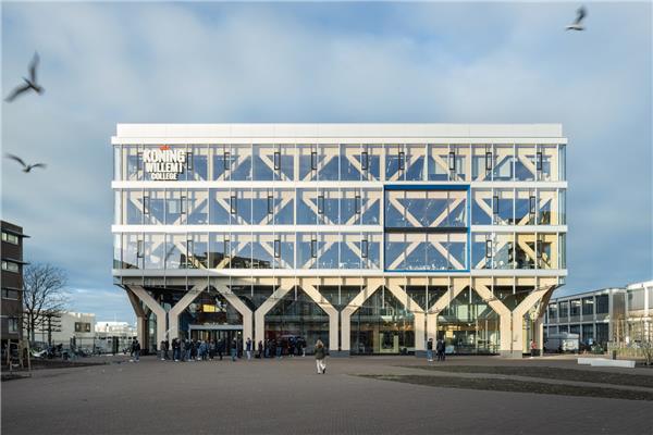 全木构承重，威廉一世国王学院 / Nieuwe Architecten