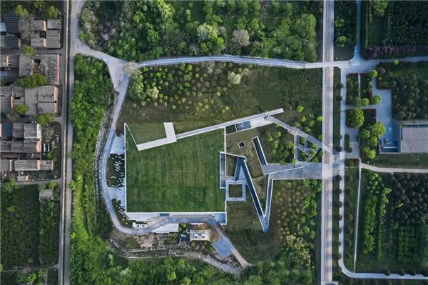 西安秦始皇帝陵铜车马博物馆 / 中森设计ZSA#(AlvaroSiza)#(CarlosCastanheiraArchitects)#(CCDI)#(MVRDV)#(滨水建筑设计)#(博览园设计)#(博物馆建筑设计)#(博物馆景观设计)#(博物馆展览)#(博物馆展示设计)#(东南大学建筑设计研究院)#(公共建筑设计案例)#(汉中汉文化博览园)#(红砖建筑设计)#(混凝土)#(建筑)#(历史文化博物馆)#(民俗博物馆)#(上海日清建筑设计有限公司)#(设计)#(同济大学建筑设计研究院集团有限公司)#(文化博物馆)#(文化建筑)#(文化建筑设计案例)#(文化中心)#(文化主题博物馆)#(文化综合体)#(乡村博物馆)#(乡村生态博物馆)#(小型博物馆)#(宣纸博物馆)#(游客中心)#(运河博物馆)#(展馆)#(展览馆)#(展览建筑设计)#(展示设计博物馆)#(展示设计人文)#(展厅)#(中国版画博物馆)#(中国建筑西南设计研究院有限公司)#(中建西南院)#(中森设计ZSA)#(朱锫建筑设计事务所)#(DnA_DesignandArchitecture)#(MAD建筑事务所)#(MUDA慕达建筑)#(ZahaHadidArchitects)#(版画)#(博无馆)#(博物馆)#(博物馆建筑)#(博物馆建筑设计案例)#(博物馆景观)#(博物馆设计)#(博物馆效果图)#(城市更新)#(地标建筑)#(东南大学建筑运算与应用研究所)#(覆土建筑)#(覆土建筑设计)#(工业博物馆)#(公共建筑)#(公共建筑设计)#(公共文化空间)#(国家博物馆)#(杭州)#(纪念建筑设计)#(建筑设计)#(接待中心)#(考古博物馆)#(科技博物馆)#(老旧建筑改造更新)#(清华大学建筑设计研究院)#(人文建筑)#(日兴设计)#(天友设计)#(同济设计TJAD)#(铜金属外立面建筑设计)#(铜金属外墙建筑设计案例)#(文化)#(文化建筑设计)#(文旅项目)#(小展馆)#(艺术)#(艺术馆)#(抑菌铜板)#(展览空间)#(展示空间)#(直向建筑)#(中国大运河博物馆)#(中国美术学院风景建筑设计研究总院有限公司)#(朱小地工作室)#(筑境设计)
