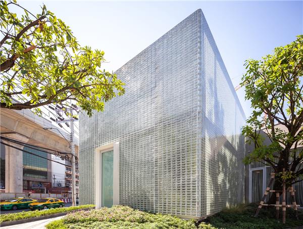 玻璃城堡，在曼谷中心打造一个花园售楼处 / Archismith Architects#玻璃砖建筑设计 #售楼处设计 #商业建筑设计 