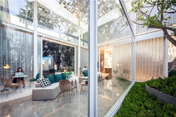 玻璃城堡，在曼谷中心打造一个花园售楼处 / Archismith Architects_3800537