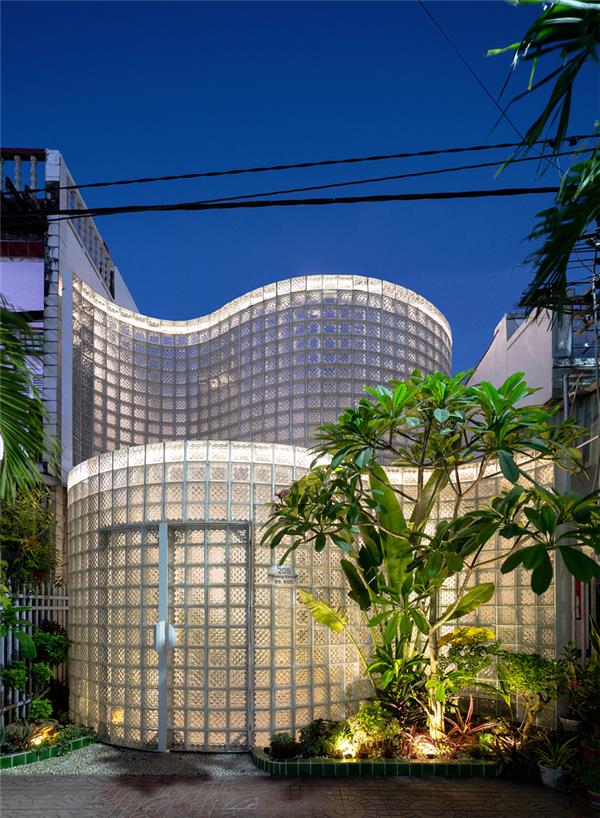 玻璃砖放大空间，Coco 住宅 / Duy Le Architects