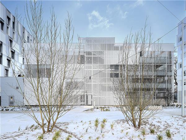 Treed It 停车楼 / Saison Menu Architectes Urbanistes#金属外墙建筑设计 #金属外立面建筑设计 #工业建筑设计案例 