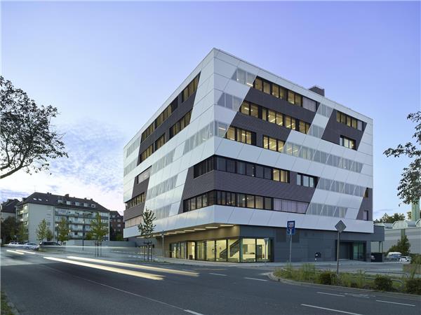 先进交通技术中心（KMAC）  / studioMDA#(Aedas)#(AIA奖)#(AIA荣誉奖)#(BenthemCrouwelArchitects)#(CFMollerArchitects)#(COArchitects)#(NewWaveArchitecture)#(PerkinsWill)#(StantecArchitecture)#(studioMDA)#(TodWilliamsBillieTsienArchitectsPartners)#(ZahaHadidArchitects)#(白色立面)#(办公大楼)#(办公高层)#(办公建筑设计案例)#(办公楼大门)#(办公设施)#(办公园区景观)#(滨海建筑)#(玻璃立面)#(博物馆建筑设计案例)#(产业园区)#(城市农产品生产中心)#(瓷砖)#(大学建筑设计)#(大学教学楼)#(大学教学楼设计)#(地标)#(地标建筑)#(仿生建筑)#(覆土建筑)#(覆土建筑设计)#(高科技产业园)#(高新科技产业园)#(公共建筑)#(公共建筑设计)#(公共空间)#(构造主义)#(光伏屋顶)#(海洋馆)#(华建集团上海建筑设计研究院)#(环保建筑)#(会馆)#(获奖作品)#(机器人)#(机器人研发基地)#(基建)#(建筑设计)#(教学楼)#(教育)#(教育建筑)#(教育建筑设计)#(金属外墙建筑设计)#(居住环境)#(科技楼)#(科技研发)#(科研机构)#(科研建筑设计)#(科研建筑设计案例)#(理性主义)#(绿色建筑设计)#(美国)#(美国建筑师协会获奖作品)#(南极考察站)#(企业总部)#(企业总部办公楼)#(气候中心)#(三角形金属板)#(商业办公)#(社区社交空间)#(实验用房)#(市政建筑)#(市政建筑设计)#(市政设施)#(塔建筑)#(塔形建筑)#(特种建筑)#(铜金属外立面建筑设计)#(铜金属外墙建筑设计案例)#(文化设施)#(西班牙)#(现代风格办公楼)#(小型公共建筑)#(效果图)#(校园建筑设计)#(写字办公楼)#(写字楼)#(写字楼大门)#(写字楼设计案例)#(学科性建筑)#(研发中心)#(研发总部)#(研究中心)#(艺术馆)#(英国)#(圆形建筑)#(展览空间)#(折叠铜板)#(中广电广播电影电视设计研究院)#(中国建筑设计研究院有限公司)#(自然)#(3XN)#(AudriusAmbrasasArchitects)#(CHOBANVOSSArchitekten)#(KillaDesign)#(MASSDesignGroup)#(METAarchitectuurbureau)#(RenzoPianoBuildingWorkshop)#(SmithGroup)#(TaillandierArchitectesAssocies)#(TonkinLiu)#(Yashar)#(阿里中心)#(艾伦研究)#(办公)#(办公建筑)#(办公建筑设计)#(办公空间)#(办公楼)#(办公楼建筑设计)#(办公室)#(办公园区)#(贝壳花边结构)#(滨水建筑设计案例)#(玻璃幕墙)#(产业基地)#(产业园区设计)#(创新建筑)#(创新中心)#(大学建筑)#(低能耗空间)#(低碳建筑)#(发电厂)#(福州)#(高层办公)#(高性能建筑)#(工业建筑)#(工业建筑设计)#(工业园)#(工作站)#(公共职能建筑)#(公共职能建筑设计)#(海洋中心)#(极地考察站)#(极地科考站)#(建筑)#(建筑办公楼)#(健康)#(教学楼设计)#(教育设施)#(节能建筑)#(金属外立面建筑设计)#(科创园)#(科技地标)#(科学研究)#(科研办公)#(科研办公基地)#(科研基地)#(科研建筑)#(科研中心)#(可持续)#(拉丁美洲)#(临水建筑)#(铝金属外立面建筑设计)#(铝金属外墙建筑设计案例)#(耐候钢材)#(脑科学)#(农业建筑)#(苹果办公)#(苹果办公楼)#(苹果研发中心)#(企业研发)#(企业总部大楼)#(人工智能)#(三角形铝合金型材)#(山地建筑)#(山地建筑效果图)#(商业建筑设计)#(设备用房)#(设计竞赛)#(社交空间)#(生态建筑)#(实验室)#(实验室建筑设计案例)#(世界上第一个3D打印办公室)#(数据中心)#(水族馆)#(太阳能屋顶)#(碳中和)#(温室)#(文化馆)#(文化建筑)#(文化建筑设计案例)#(文化遗产)#(文化遗产地)#(文化中心)#(西雅图)#(现代办公建筑)#(现代高层办公)#(小高层办公楼立面)#(小高层办公楼设计)#(校园建筑)#(写字楼案例)#(新能源建筑)#(学校建筑设计)#(研发基地)#(研究)#(研究所)#(医疗)#(医疗建筑设计案例)#(医疗康养建筑设计案例)#(医疗实验室)#(医学研究机构)#(医院建筑设计案例)#(有机建筑)#(展馆)#(展馆建筑设计)#(展览建筑设计案例)#(展厅)#(重庆)#(著名办公建筑案例分析)#(总部)