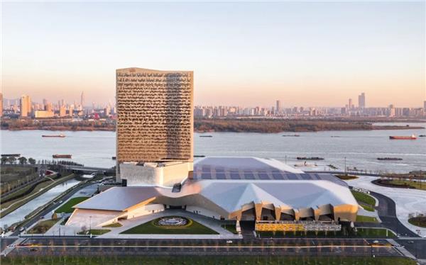南京扬子江国际会议中心 / Morphosis#(MAD建筑事务所)#(白色建筑)#(办公建筑设计案例)#(办公设施)#(城市更新)#(大型展厅)#(仿生建筑)#(公共建筑设计)#(公共空间)#(环保建筑)#(会议中心)#(会展建筑)#(会展建筑设计)#(会展设计)#(会展中心)#(混凝土建筑设计)#(节点大样)#(康体中心平面图)#(老旧建筑改造更新)#(老项目改造)#(临水圆形建筑)#(岭南文化)#(零售空间)#(论坛)#(企业家论坛)#(文化传播)#(扬州建筑)#(阳极氧化铝板)#(圆形建筑)#(展会)#(政府建筑设计案例)#(gmp)#(Morphosis)#(办公建筑)#(办公建筑设计)#(办公空间)#(传统文化)#(大型展览建筑)#(低碳建筑)#(多功能会堂)#(工业建筑改造更新)#(公共建筑设计案例)#(公共职能建筑)#(花型建筑)#(花主题)#(会议室平面图)#(会议中心效果图)#(会展)#(会展建筑设计案例)#(建筑)#(旧建筑改造)#(蓝天组CoopHimmelblau)#(老建筑改造)#(老旧厂房改造)#(老旧建筑改造)#(礼堂)#(临水会议中心)#(临水建筑)#(零碳建筑)#(旅游配套设施)#(铝金属外立面建筑设计)#(铝金属外墙建筑设计案例)#(木棉花)#(培训基地)#(市民中心)#(四川省建筑设计研究院有限公司)#(同济原作设计工作室)#(文化交流中心)#(文化商业)#(无锡会议中心)#(亚布力滑雪旅游度假区)#(亚布力企业家论坛)#(演艺建筑)#(展馆)#(展览馆)#(展览建筑设计案例)#(展厅)