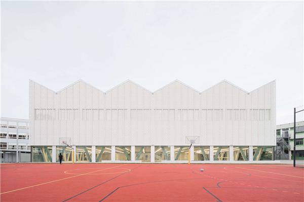 于伯林根校园体育中心 / wulf architekten#(ArchetypeArchitecture)#(BIG)#(BjarkeIngelsGroup)#(CannonDesign)#(gmp)#(LoewerPartnerArchitekten)#(白色金属网)#(冰球竞技场)#(操场)#(大学操场)#(大学活动场地)#(丹麦建筑师)#(高校教学楼)#(建筑)#(教学楼案例)#(教学楼设计)#(金属外立面建筑设计)#(老海勒鲁普高中体育馆)#(设计)#(体育场)#(体育馆)#(文化建筑)#(校园)#(校园建筑)#(学校操场)#(游泳馆)#(运动馆)#(运动健身场馆)#(wulfarchitekten)#(棒球场)#(比亚克·英厄尔斯)#(大学)#(大学体育场)#(大学体育馆)#(高中体育馆)#(公共建筑)#(公共建筑设计)#(户外体育场)#(建筑规划)#(建筑设计)#(教学楼)#(教学楼设计案例)#(教育建筑设计)#(金属外墙建筑设计)#(景观)#(清水混凝土)#(体育)#(体育场馆)#(体育馆建筑设计)#(体育建筑)#(体育建筑设计)#(田径场)#(田径设施)#(跳水)#(校园建筑设计)#(校园体育馆设计)#(校园体育建筑)#(校园体育设施)#(学校)#(运动场)