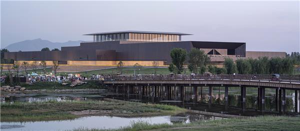 洛阳二里头夏都遗址博物馆 / 同济大学建筑设计研究院若本建筑工作室#铜金属外墙建筑设计案例 #铜金属外立面建筑设计 #旧紫铜铜铝热熔复合的铜质蜂窝板材 