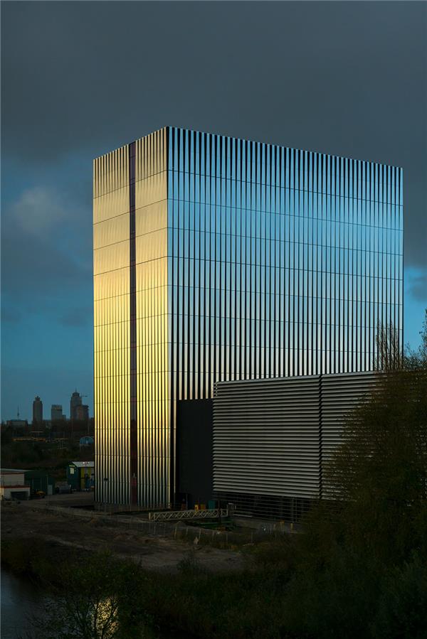 阿姆斯特丹 EQUINIX 数据中心 / Benthem Crouwel Architects#铝金属外墙建筑设计案例 #铝金属外立面建筑设计 #三角形铝合金型材 
