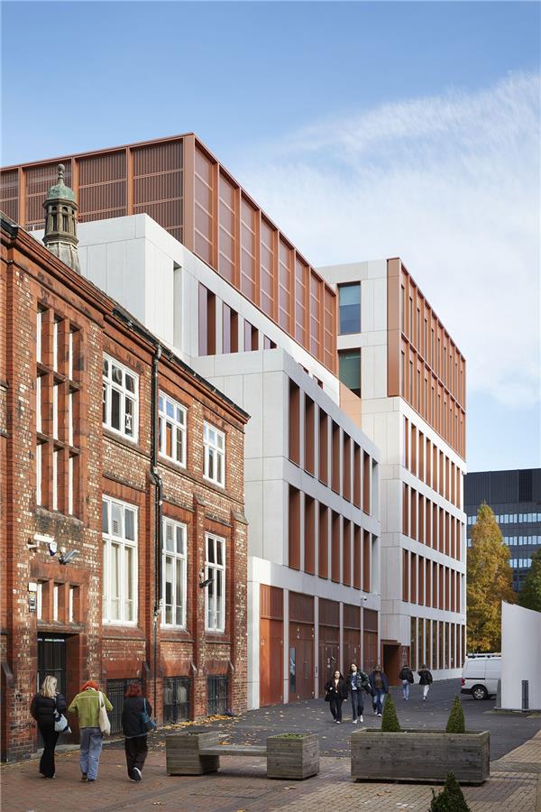 曼彻斯特城市大学 Grosvenor East教学楼 / Allies and Morrison