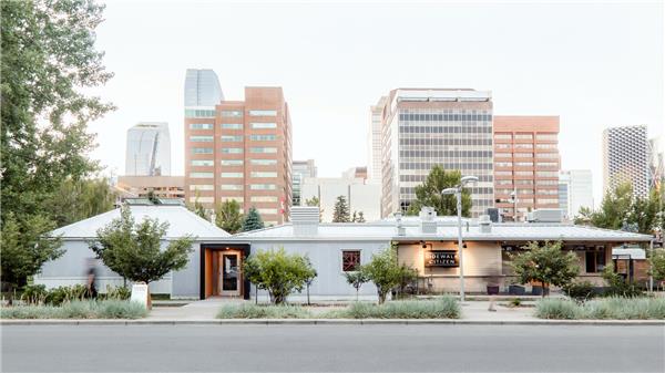人行道上的市民日光浴室餐厅 / Studio North