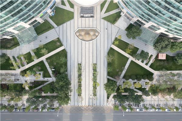 弘源总部广场景观改造设计 /  尤境设计#(Ateliers234)#(LandscapeCollaboration)#(MAT超级建筑事务所)#(MSLA)#(RuangNyaman)#(Studioninedots)#(SWAGroup)#(办公景观设计)#(办公空间设计)#(办公楼景观设计)#(办公楼设计)#(办公区中庭景观设计)#(办公设施)#(办公庭院景观设计)#(办公园区景观设计)#(城市更新)#(城市绿化)#(大师)#(大师作品)#(多功能建筑设计)#(工业公园景观设计)#(公共空间)#(公共绿地设计)#(共享办公空间)#(共享会客厅)#(广场)#(花园景观设计)#(混合用途建筑)#(金石景观)#(老旧建筑改造更新)#(美国SWA景观设计公司)#(門口建筑工作室)#(商业办公)#(文创园)#(尤境设计)#(源点设计)#(展览中心)#(MalinowskiDesignUrbanLandscape)#(MASAAKIHISATAKEArchitectsInc)#(Snohetta)#(SocietyofArchitecture)#(UAO瑞拓设计)#(办公建筑设计)#(办公景观)#(办公景观设计案例)#(办公空间)#(办公空间改造)#(办公空间改造提升)#(办公空间景观设计)#(办公区花园景观设计)#(办公区景观设计)#(办公区庭院景观设计)#(彼得沃克)#(城市广场)#(大邱文化中心)#(德国建筑)#(德国景观)#(工业景观改造)#(公共花园设计)#(公共绿化)#(公共展厅)#(久武正明建築設計事務所)#(酒店建筑设计)#(民宿建筑设计)#(农场改造)#(七月合作社)#(企业集团总部大楼)#(企业园区景观设计)#(商业办公楼设计)#(商业建筑设计)#(索尼中心)#(文化创意园区)#(文化建筑)#(文化中心)#(写字楼景观设计案例)