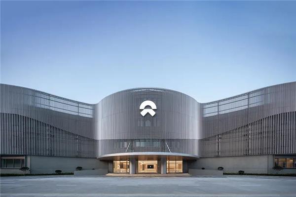 蔚来交付中心 | 上海嘉定南翔：贯穿线性流动与清晰之美  / Kokaistudios#铝百叶 #商业建筑设计 #金属立面设计 