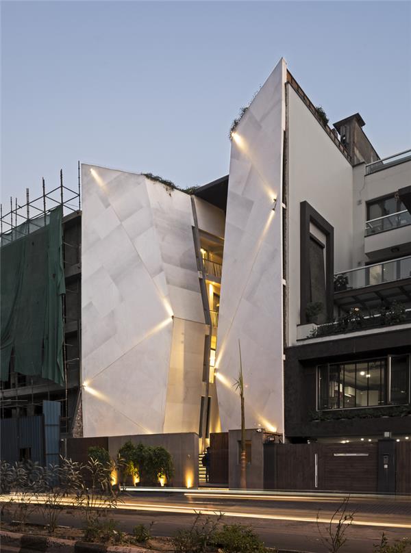 裂开的房屋,撕裂立面控制住宅隐私性 / Anagram Architects_3816378