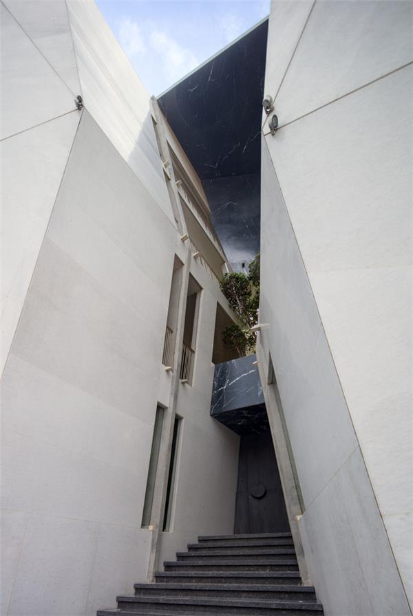 裂开的房屋,撕裂立面控制住宅隐私性 / Anagram Architects_3816378
