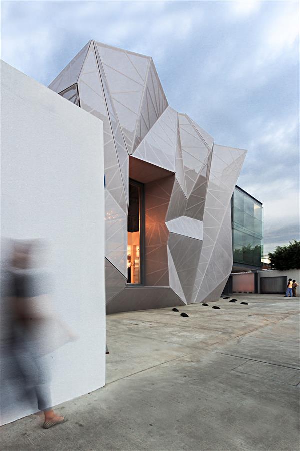 Iluminacion综合商业大楼 / Jannina Cabal  Arquitectos#商业建筑设计案例 #商业综合体建筑设计案例 #商业大楼 