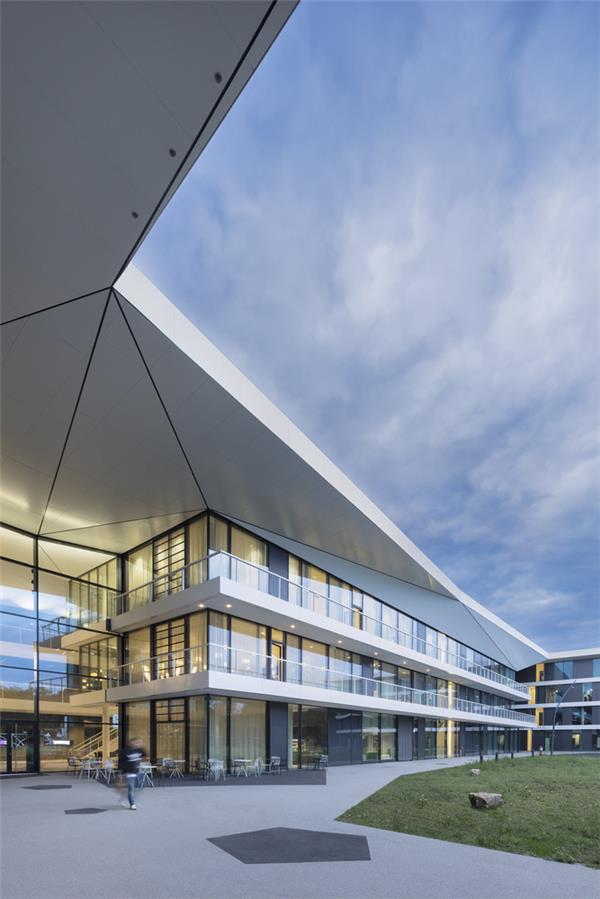 DFB 校园 / kadawittfeldarchitektur#(大学)#(大学教学楼建筑设计案例)#(大学校区)#(公共建筑)#(公园)#(加利福尼亚大学)#(加利福尼亚大学尔湾分校)#(建筑设计)#(教学楼)#(教学楼建筑设计案例)#(教学楼设计案例)#(教育)#(教育建筑)#(教育建筑设计案例)#(老项目改造)#(市政设施)#(宿舍楼)#(图书馆)#(文化设施)#(校园规划)#(学校)#(学校案例)#(学校建筑)#(学校楼)#(BoltshauserArchitekten)#(办公建筑)#(办公楼)#(大学建筑)#(大学建筑设计案例)#(大学生活动中心)#(大学校园)#(大学校园改造)#(高校教学楼)#(建筑)#(教学楼案例)#(教学楼建筑设计)#(教学楼设计)#(科研楼)#(礼堂)#(食堂外观设计)#(文化建筑)#(文化建筑设计案例)#(校园建筑)#(校园建筑设计案例)#(学校建筑设计案例)#(演播建筑设计)#(医疗建筑设计案例)#(医疗康养建筑设计案例)