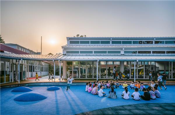 阳光幼儿园 / 众建筑#(ArkA)#(FOG建筑事务所)#(LWKPARTNERS)#(L型建筑)#(MAD建筑事务所)#(MATOffice)#(SEU)#(u型建筑)#(ZXSTUDIO)#(阿科米星)#(白色幼儿园)#(北方学校)#(北方幼儿园)#(大正建筑)#(倒井)#(东意建筑)#(儿童教育中心)#(二层幼儿园)#(方体空间工作室)#(防灾减灾)#(改造)#(格筑设计)#(更新)#(公共建筑设计)#(公共空间)#(光影)#(广西中盛建筑设计有限公司)#(国内幼儿园案例)#(济南幼儿园)#(建筑设计)#(建筑室内一体化)#(教学楼)#(教育)#(教育建筑)#(教育建筑设计)#(教育建筑设计案例)#(教育景观设计)#(可持续建筑)#(乐土设计)#(零壹城市)#(曼景建筑)#(蒙特利梭早教中心)#(宁波幼儿园)#(普泛建筑)#(亲子综合体)#(曲线)#(山西)#(商场幼儿园)#(商业)#(上海天华建筑设计)#(上海天华建筑设计有限公司)#(时境建筑)#(示范区)#(思序建筑)#(四川)#(太原)#(同济设计TJAD)#(西安幼儿园)#(西昌)#(现代幼儿园立面)#(香港)#(销售中心)#(校园景观)#(校园景观设计)#(学校)#(学校建筑)#(义乌)#(异形幼儿园)#(优秀幼儿园案例)#(优秀幼儿园设计)#(幼儿园)#(幼儿园案例设计)#(幼儿园户外设施)#(幼儿园建筑设计)#(幼儿园建筑设计案例)#(幼儿园景观环境设计)#(幼儿园景观设计)#(幼儿园空间)#(幼儿园鸟瞰效果图)#(幼儿园设计方案)#(幼儿园室内)#(幼儿园室外景观)#(幼儿园室外设计)#(幼儿园玩耍区方案)#(幼儿园造型)#(幼兒園)#(幼稚园)#(娱乐)#(圆道设计)#(圆形建筑)#(圆形景观)#(在场建筑)#(早教)#(早教机构)#(中国美术学院风景建筑设计研究总院有限公司)#(中庭设计)#(周凌工作室)#(筑境设计)#(自然)#(6班幼儿园建筑设计)#(Crossboundaries)#(gad)#(goa大象设计)#(hyperStiyArchitects)#(L型幼儿园)#(UDG)#(unarchitecte)#(UUA建筑师事务所)#(u型幼儿园)#(WEI建筑设计)#(白色)#(保育园)#(北京)#(北京超级建筑设计咨询有限公司)#(北京市建筑设计研究院有限公司简称BIAD)#(滨水建筑)#(仓库)#(超大型幼儿园)#(超级建筑事务所)#(成长)#(成都)#(成都天华西南建筑设计)#(城市展厅)#(春风里的幼儿园)#(大舍建筑设计事务所)#(带有走廊的幼儿园)#(迪卡幼儿园)#(迪卡幼儿园设计中心)#(第五立面)#(读书角)#(儿童)#(儿童成长中心)#(儿童公共空间)#(儿童教育机构)#(儿童中心)#(蜂巢幼儿园)#(管道)#(国内幼儿园)#(回到邻里)#(建筑)#(建筑改造)#(教育综合楼)#(金生国际幼儿园)#(可持续)#(临水建筑)#(刘宇扬建筑事务所)#(六边形建筑)#(六边形幼儿园)#(曼景建筑设计事务所)#(墨臣)#(南方幼儿园)#(农村幼儿园)#(日本)#(日本幼儿园)#(日清)#(山地校园)#(山水秀建筑事务所)#(商场更新)#(商业建筑设计)#(上海日清建筑设计有限公司)#(上海天华)#(深圳)#(示范区幼儿园)#(四合院幼儿园)#(天津幼儿园)#(文化建筑)#(文字墙)#(乌斯河镇幼儿园)#(西安迪卡幼儿园设计中心)#(现代幼儿园室外效果图)#(乡村幼儿园)#(小学)#(校园)#(校园建筑设计案例)#(学校建筑设计)#(养正幼儿园)#(一体化设计)#(异形建筑)#(异形教育建筑)#(优秀幼儿园建筑)#(优秀幼儿园设计案例)#(幼儿机构)#(幼儿建筑设计)#(幼儿建筑设计案例)#(幼儿园案例)#(幼儿园读书角)#(幼儿园改造)#(幼儿园景观)#(幼儿园平面)#(幼儿园平面图)#(幼儿园入口)#(幼儿园设计)#(幼儿园设计案例)#(幼儿园设计布局)#(幼儿园室外)#(幼儿园室外环境设计)#(幼儿园室外设施)#(幼儿园中庭)#(早教门头)#(早教中心)#(展示中心)#(展厅)#(中国城市建筑工作室)#(中国幼儿园)#(周鑫建筑设计工作室)#(著名幼儿园)#(紫领长兴幼儿园)