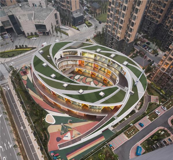 无锡榭丽花园幼儿园 / UDG ＋ SEU#(ArkA)#(FOG建筑事务所)#(LWKPARTNERS)#(L型建筑)#(MAD建筑事务所)#(MATOffice)#(SEU)#(u型建筑)#(ZXSTUDIO)#(阿科米星)#(白色幼儿园)#(北方学校)#(北方幼儿园)#(大正建筑)#(倒井)#(东意建筑)#(儿童教育中心)#(二层幼儿园)#(方体空间工作室)#(防灾减灾)#(改造)#(格筑设计)#(更新)#(公共建筑设计)#(公共空间)#(光影)#(广西中盛建筑设计有限公司)#(国内幼儿园案例)#(济南幼儿园)#(建筑设计)#(建筑室内一体化)#(教学楼)#(教育)#(教育建筑)#(教育建筑设计)#(教育建筑设计案例)#(教育景观设计)#(可持续建筑)#(乐土设计)#(零壹城市)#(曼景建筑)#(蒙特利梭早教中心)#(宁波幼儿园)#(普泛建筑)#(亲子综合体)#(曲线)#(山西)#(商场幼儿园)#(商业)#(上海天华建筑设计)#(上海天华建筑设计有限公司)#(时境建筑)#(示范区)#(思序建筑)#(四川)#(太原)#(同济设计TJAD)#(西安幼儿园)#(西昌)#(现代幼儿园立面)#(香港)#(销售中心)#(校园景观)#(校园景观设计)#(学校)#(学校建筑)#(义乌)#(异形幼儿园)#(优秀幼儿园案例)#(优秀幼儿园设计)#(幼儿园)#(幼儿园案例设计)#(幼儿园户外设施)#(幼儿园建筑设计)#(幼儿园建筑设计案例)#(幼儿园景观环境设计)#(幼儿园景观设计)#(幼儿园空间)#(幼儿园鸟瞰效果图)#(幼儿园设计方案)#(幼儿园室内)#(幼儿园室外景观)#(幼儿园室外设计)#(幼儿园玩耍区方案)#(幼儿园造型)#(幼兒園)#(幼稚园)#(娱乐)#(圆道设计)#(圆形建筑)#(圆形景观)#(在场建筑)#(早教)#(早教机构)#(中国美术学院风景建筑设计研究总院有限公司)#(中庭设计)#(周凌工作室)#(筑境设计)#(自然)#(6班幼儿园建筑设计)#(Crossboundaries)#(gad)#(goa大象设计)#(hyperStiyArchitects)#(L型幼儿园)#(UDG)#(unarchitecte)#(UUA建筑师事务所)#(u型幼儿园)#(WEI建筑设计)#(白色)#(保育园)#(北京)#(北京超级建筑设计咨询有限公司)#(北京市建筑设计研究院有限公司简称BIAD)#(滨水建筑)#(仓库)#(超大型幼儿园)#(超级建筑事务所)#(成长)#(成都)#(成都天华西南建筑设计)#(城市展厅)#(春风里的幼儿园)#(大舍建筑设计事务所)#(带有走廊的幼儿园)#(迪卡幼儿园)#(迪卡幼儿园设计中心)#(第五立面)#(读书角)#(儿童)#(儿童成长中心)#(儿童公共空间)#(儿童教育机构)#(儿童中心)#(蜂巢幼儿园)#(管道)#(国内幼儿园)#(回到邻里)#(建筑)#(建筑改造)#(教育综合楼)#(金生国际幼儿园)#(可持续)#(临水建筑)#(刘宇扬建筑事务所)#(六边形建筑)#(六边形幼儿园)#(曼景建筑设计事务所)#(墨臣)#(南方幼儿园)#(农村幼儿园)#(日本)#(日本幼儿园)#(日清)#(山地校园)#(山水秀建筑事务所)#(商场更新)#(商业建筑设计)#(上海日清建筑设计有限公司)#(上海天华)#(深圳)#(示范区幼儿园)#(四合院幼儿园)#(天津幼儿园)#(文化建筑)#(文字墙)#(乌斯河镇幼儿园)#(西安迪卡幼儿园设计中心)#(现代幼儿园室外效果图)#(乡村幼儿园)#(小学)#(校园)#(校园建筑设计案例)#(学校建筑设计)#(养正幼儿园)#(一体化设计)#(异形建筑)#(异形教育建筑)#(优秀幼儿园建筑)#(优秀幼儿园设计案例)#(幼儿机构)#(幼儿建筑设计)#(幼儿建筑设计案例)#(幼儿园案例)#(幼儿园读书角)#(幼儿园改造)#(幼儿园景观)#(幼儿园平面)#(幼儿园平面图)#(幼儿园入口)#(幼儿园设计)#(幼儿园设计案例)#(幼儿园设计布局)#(幼儿园室外)#(幼儿园室外环境设计)#(幼儿园室外设施)#(幼儿园中庭)#(早教门头)#(早教中心)#(展示中心)#(展厅)#(中国城市建筑工作室)#(中国幼儿园)#(周鑫建筑设计工作室)#(著名幼儿园)#(紫领长兴幼儿园)