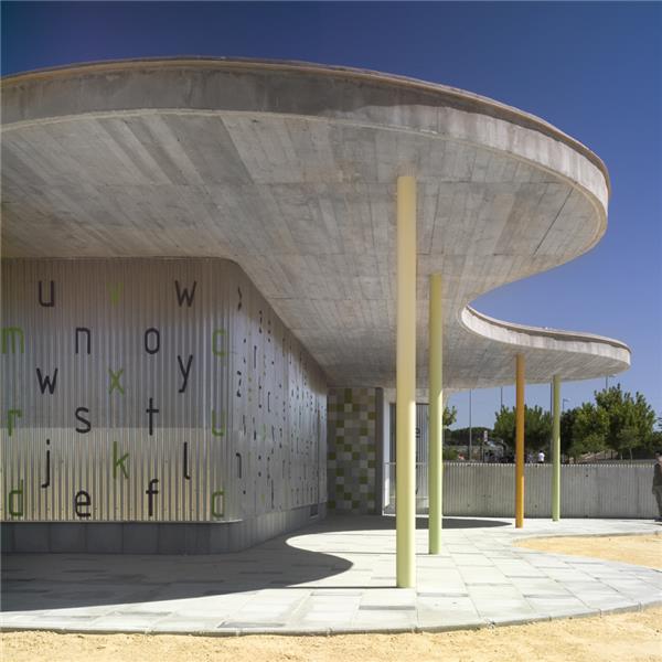 roof shelters corrugated metal幼儿园入口 / Gabriel Verd