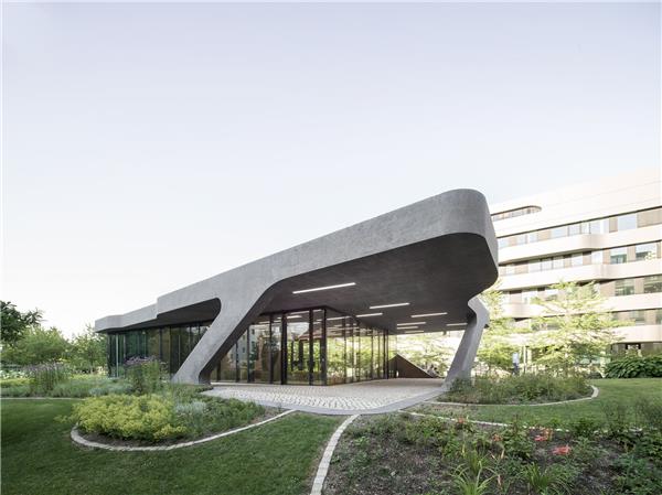 FOM大学的新社交空间  / J.MAYER.H#(大学)#(大学教学楼建筑设计案例)#(大学校区)#(公共建筑)#(公园)#(加利福尼亚大学)#(加利福尼亚大学尔湾分校)#(建筑设计)#(教学楼)#(教学楼建筑设计案例)#(教学楼设计案例)#(教育)#(教育建筑)#(教育建筑设计案例)#(老项目改造)#(市政设施)#(宿舍楼)#(图书馆)#(文化设施)#(校园规划)#(学校)#(学校案例)#(学校建筑)#(学校楼)#(BoltshauserArchitekten)#(办公建筑)#(办公楼)#(大学建筑)#(大学建筑设计案例)#(大学生活动中心)#(大学校园)#(大学校园改造)#(高校教学楼)#(建筑)#(教学楼案例)#(教学楼建筑设计)#(教学楼设计)#(科研楼)#(礼堂)#(食堂外观设计)#(文化建筑)#(文化建筑设计案例)#(校园建筑)#(校园建筑设计案例)#(学校建筑设计案例)#(演播建筑设计)#(医疗建筑设计案例)#(医疗康养建筑设计案例)