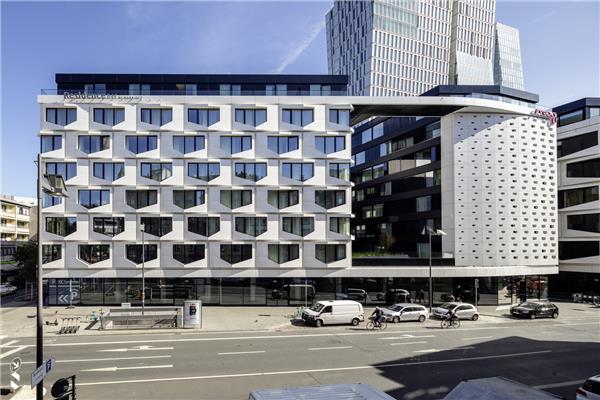 三维陶瓷立面结构，法兰克福 FLARE 公寓 / Hadi Teherani Architects_3828846
