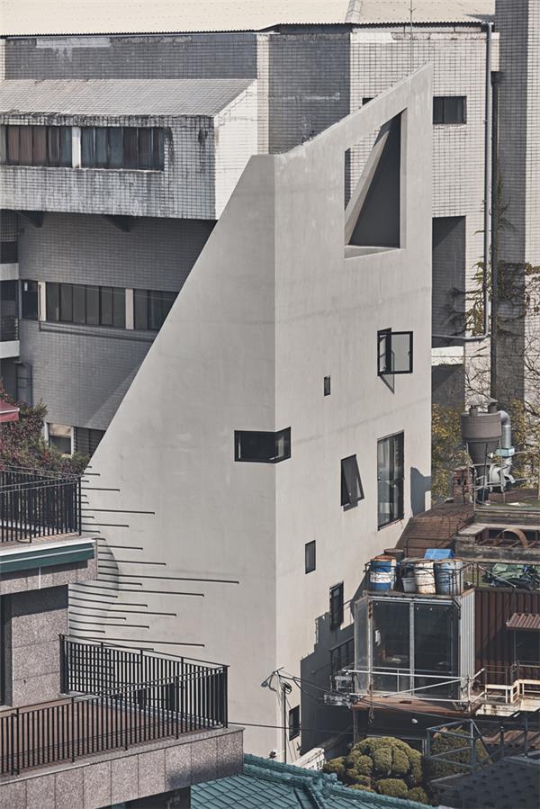 斜棱锥形混凝土建筑，Areuke 水疗中心 / Chiasmus Partners_3829147