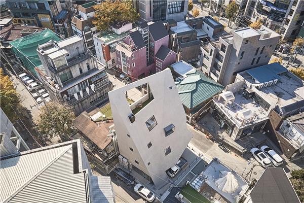 斜棱锥形混凝土建筑，Areuke 水疗中心 / Chiasmus Partners_3829147