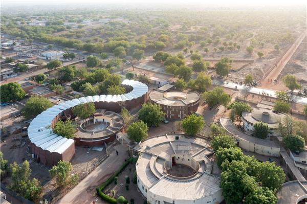 塞内加尔砖砌医院 Tambacounda妇产医院 / Manuel Herz Architects#(AARTArchitects)#(AhAsociados)#(AIAArchitects)#(ArtBuildArchitects)#(AtelierdarchitectureMichelRemon)#(AtelierduPont)#(BertrandGoldberg)#(Brydenwood)#(Cargan)#(CFMollerArchitects)#(COArchitects)#(CoreaMoranArquitectura)#(DeluganMeisslAssociatedArchitects)#(DongjinKim)#(EACSN)#(EGMarchitecten)#(ElEquipodeMazzanti)#(EstudioEntresitio)#(EstudiPSPArquitectura)#(EwingCole)#(GreshamSmithandPartners)#(Heatherwickstudio)#(LEED金奖)#(LuisVidalArquitectos)#(MobilArquitectos)#(NewWaveArchitecture)#(PardoTapiaArquitectos)#(PerkinsWill)#(PichAguileraArchitects)#(PitagorasArquitectos)#(PitagorasGroup)#(PMMT事务所)#(SeineDesign)#(UNGLIMArchitecture)#(VakwerkArchitecten)#(VerstasArchitectsLtd)#(WeinsteinVaadiaArchitects)#(YazdaniStudio)#(ZGFArchitects)#(白色建筑)#(伯特兰戈德堡)#(城市更新)#(低层医院建筑)#(方舱医院)#(服务设施)#(妇产医院设计案例)#(覆土建筑)#(隔离医院)#(公共建筑)#(公共空间)#(骨科医院)#(国际康养中心)#(护理院)#(花园医院)#(建筑更新)#(建筑扩建)#(教学楼建筑设计案例)#(康养)#(老旧建筑改造更新)#(老年护理)#(疗养中心)#(临水医院)#(入口设计)#(设计公司)#(社区医院室内)#(隈研吾建筑都市设计事务所)#(写字楼)#(养老护理)#(医疗建筑)#(医疗建筑设计)#(医疗康养建筑设计)#(医院规划)#(医院建筑设计)#(医院立面)#(医院意向图)#(正方形医院)#(专科医院设计)#(综合医院)#(3XN)#(aarhusarkitekterne)#(ACXT)#(AdjayeAssociates)#(AGiArchitects)#(AGi建筑设计事务所)#(AndersonMikosArchitects)#(asamueldelmas)#(atelierpro)#(BATSConsultingProjectsSLP)#(BBATSConsultingProjectsSLP)#(BroadwayMalyan)#(BrulletDeLunaArquitectes)#(CannonDesign)#(CASAsoloarquitectos)#(CenterbrookArchitectsPlanners)#(CFMllerArchitects)#(CFMoller)#(DesignInc)#(DietmarFeichtingerArchitectes)#(DLIMarchitects)#(DOMY)#(FieldArchitecture)#(FosterPartners)#(HassellArchitects)#(HDR)#(HDRRiceDaubney)#(HeerimArchitectsPlanners)#(hklstudio)#(HKS)#(HOK)#(IPOSTUDIOArchitects)#(KashefChowdhuryURBANA)#(KSP尤根恩格尔建筑师事务所)#(LeauDesign)#(LEED金牌)#(ManoelCoelhoArquiteturaeDesign)#(MarioCoreaArquitectura)#(MatteoThunPartners)#(MCA建筑事务所)#(MecanooArchitecten)#(MiguelBlazquezArquitectos)#(MultiplyArchitects)#(MurtinhoRabyArquitectos)#(NBBJ)#(NEUFarchitectes)#(NicklPartnerArchitekten)#(NordicOfficeofArchitecture)#(Pinearq)#(RadgivergruppenUSK)#(RafaeldeLaHoz)#(RatioArkitekterAS)#(ReiachAndHallArchitects)#(SalvadorMata)#(SaraivaAssociados)#(schmidthammerlassenarchitects)#(SCP)#(SmithGroup)#(SolomonCordwellBuenz)#(SOM)#(UnidaddeproyectosEspecialesdelGobiernodeSantaFe)#(WhiteArkitekter)#(WoodsBagot)#(白色)#(保健中心)#(大学建筑设计案例)#(方形)#(方形建筑用地)#(国外医院)#(建筑改造)#(建筑改造案例)#(健康)#(康养建筑)#(老建筑改造)#(两层医院建筑)#(门诊)#(门诊楼)#(门诊设计)#(山地建筑)#(社区医院)#(社区医院室内设计)#(思锐建筑师事务所)#(医疗)#(医疗建筑设计案例)#(医疗康养)#(医疗康养建筑设计案例)#(医疗设施)#(医院)#(医院多层)#(医院建筑)#(医院建筑设计案例)#(医院门诊楼)#(医院门诊楼建筑设计)#(医院设计)#(医院设计案例)#(医院图片)#(医院外立面)#(治疗中心)