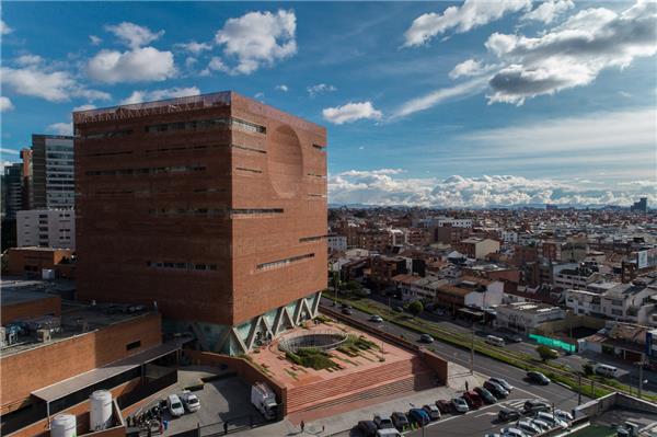 红砖泡泡墙：圣菲波哥大医院基金会 / El Equipo de Mazzanti#医疗建筑设计案例 #医疗康养建筑设计案例 #医院建筑设计案例 