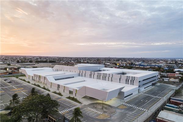 曼塔医院，地震后的‘流体医院’ / PMMT#(AARTArchitects)#(AhAsociados)#(AIAArchitects)#(ArtBuildArchitects)#(AtelierdarchitectureMichelRemon)#(AtelierduPont)#(BertrandGoldberg)#(Brydenwood)#(Cargan)#(CFMollerArchitects)#(COArchitects)#(CoreaMoranArquitectura)#(DeluganMeisslAssociatedArchitects)#(DongjinKim)#(EACSN)#(EGMarchitecten)#(ElEquipodeMazzanti)#(EstudioEntresitio)#(EstudiPSPArquitectura)#(EwingCole)#(GreshamSmithandPartners)#(Heatherwickstudio)#(LEED金奖)#(LuisVidalArquitectos)#(MobilArquitectos)#(NewWaveArchitecture)#(PardoTapiaArquitectos)#(PerkinsWill)#(PichAguileraArchitects)#(PitagorasArquitectos)#(PitagorasGroup)#(PMMT事务所)#(SeineDesign)#(UNGLIMArchitecture)#(VakwerkArchitecten)#(VerstasArchitectsLtd)#(WeinsteinVaadiaArchitects)#(YazdaniStudio)#(ZGFArchitects)#(白色建筑)#(伯特兰戈德堡)#(城市更新)#(低层医院建筑)#(方舱医院)#(服务设施)#(妇产医院设计案例)#(覆土建筑)#(隔离医院)#(公共建筑)#(公共空间)#(骨科医院)#(国际康养中心)#(护理院)#(花园医院)#(建筑更新)#(建筑扩建)#(教学楼建筑设计案例)#(康养)#(老旧建筑改造更新)#(老年护理)#(疗养中心)#(临水医院)#(入口设计)#(设计公司)#(社区医院室内)#(隈研吾建筑都市设计事务所)#(写字楼)#(养老护理)#(医疗建筑)#(医疗建筑设计)#(医疗康养建筑设计)#(医院规划)#(医院建筑设计)#(医院立面)#(医院意向图)#(正方形医院)#(专科医院设计)#(综合医院)#(3XN)#(aarhusarkitekterne)#(ACXT)#(AdjayeAssociates)#(AGiArchitects)#(AGi建筑设计事务所)#(AndersonMikosArchitects)#(asamueldelmas)#(atelierpro)#(BATSConsultingProjectsSLP)#(BBATSConsultingProjectsSLP)#(BroadwayMalyan)#(BrulletDeLunaArquitectes)#(CannonDesign)#(CASAsoloarquitectos)#(CenterbrookArchitectsPlanners)#(CFMllerArchitects)#(CFMoller)#(DesignInc)#(DietmarFeichtingerArchitectes)#(DLIMarchitects)#(DOMY)#(FieldArchitecture)#(FosterPartners)#(HassellArchitects)#(HDR)#(HDRRiceDaubney)#(HeerimArchitectsPlanners)#(hklstudio)#(HKS)#(HOK)#(IPOSTUDIOArchitects)#(KashefChowdhuryURBANA)#(KSP尤根恩格尔建筑师事务所)#(LeauDesign)#(LEED金牌)#(ManoelCoelhoArquiteturaeDesign)#(MarioCoreaArquitectura)#(MatteoThunPartners)#(MCA建筑事务所)#(MecanooArchitecten)#(MiguelBlazquezArquitectos)#(MultiplyArchitects)#(MurtinhoRabyArquitectos)#(NBBJ)#(NEUFarchitectes)#(NicklPartnerArchitekten)#(NordicOfficeofArchitecture)#(Pinearq)#(RadgivergruppenUSK)#(RafaeldeLaHoz)#(RatioArkitekterAS)#(ReiachAndHallArchitects)#(SalvadorMata)#(SaraivaAssociados)#(schmidthammerlassenarchitects)#(SCP)#(SmithGroup)#(SolomonCordwellBuenz)#(SOM)#(UnidaddeproyectosEspecialesdelGobiernodeSantaFe)#(WhiteArkitekter)#(WoodsBagot)#(白色)#(保健中心)#(大学建筑设计案例)#(方形)#(方形建筑用地)#(国外医院)#(建筑改造)#(建筑改造案例)#(健康)#(康养建筑)#(老建筑改造)#(两层医院建筑)#(门诊)#(门诊楼)#(门诊设计)#(山地建筑)#(社区医院)#(社区医院室内设计)#(思锐建筑师事务所)#(医疗)#(医疗建筑设计案例)#(医疗康养)#(医疗康养建筑设计案例)#(医疗设施)#(医院)#(医院多层)#(医院建筑)#(医院建筑设计案例)#(医院门诊楼)#(医院门诊楼建筑设计)#(医院设计)#(医院设计案例)#(医院图片)#(医院外立面)#(治疗中心)
