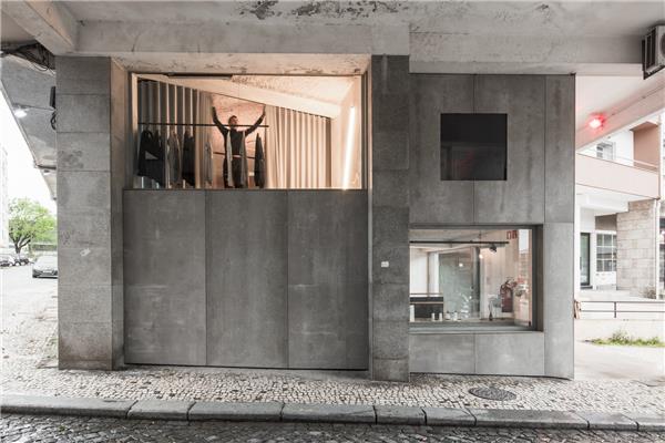 826沙龙，‘未完成’的建筑 / Nuno Ferreira Capa#商业建筑设计案例 #临街商铺 #理发店 