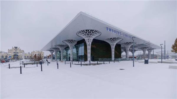 波兰卢布林新都会车站#(Cobe)#(gmp建筑师事务所)#(TOD)#(UNStudio)#(坂茂)#(北京市建筑设计研究院有限公司)#(本土设计研究中心)#(车站)#(车站景观)#(城际空间站)#(城市更新)#(城市客厅)#(大师作品)#(地标)#(高铁火车站)#(公共建筑)#(公共设施)#(轨道交通)#(杭州)#(候车厅)#(火车高铁站)#(火车站)#(火车站竞赛)#(建筑师)#(交通基础设施)#(交通建筑)#(交通物流)#(景观设计)#(竞赛火车站)#(竞赛项目)#(竞赛一等奖)#(客运站)#(绿地城际空间站)#(绿地重庆城际空间站)#(日本建筑学会奖作品赏)#(生态洼地)#(市政服务设施)#(铁路交通枢纽)#(艺术景观门)#(扎哈)#(站前广场)#(站台)#(张健蘅建筑事务所)#(著名建筑师)#(筑境设计)#(CCDI悉地国际)#(gmp)#(JROnagawaStation)#(MAD)#(Mecanoo)#(ZahaHadid)#(坂茂设计作品)#(坂茂作品)#(办公建筑设计)#(车站设计)#(改造项目)#(高架站)#(高人站)#(高速车站)#(高铁站)#(高铁站房)#(公共建筑设计案例)#(公共交通)#(公共交通基础设施)#(公共交通枢纽)#(拱形建筑)#(吉冈奖)#(集散广厅)#(建筑)#(建筑界的奇才)#(交通建筑设计)#(交通建筑综合体)#(交通枢纽)#(交通枢纽建设)#(景观门)#(竞赛方案)#(客运专线)#(女川站)#(普利兹克奖得主)#(人工湿地)#(日本)#(日本建筑师)#(上海秉仁建筑师事务所)#(设计)#(生态公园案例)#(生态公园设计)#(生态湿地公园)#(湿地公园平面)#(湿地公园平面图)#(湿地景观处理)#(湿地景观植物配置)#(湿地植物)#(市政基础设施)#(孙勇)#(天津市建筑设计院)#(铁路站台)#(扎哈·哈迪德)#(扎哈哈迪德)#(扎哈设计作品)#(扎哈作品)#(站房)