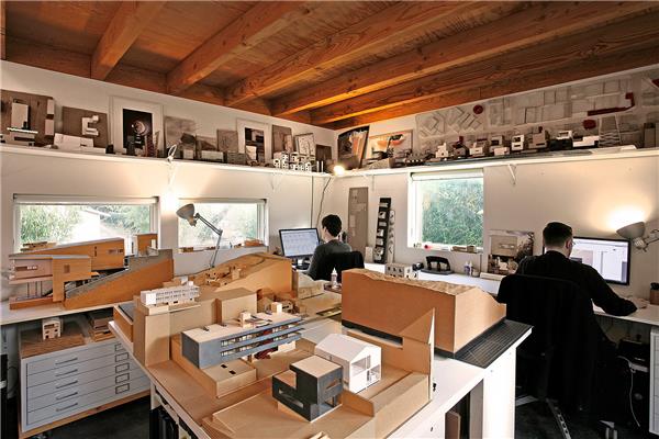 建筑师的后院工作室#(AlexisDornier)#(ASWA)#(DavidChipperfieldArchitectsBerlin)#(KrisnaCheungArchitects)#(LAtelierBergerMila)#(LESSARCHITECTS)#(MariaMilansStudio)#(RamosCastellanoArquitectos)#(RichardParrAssociates)#(Studioii)#(teamSTAR)#(WorrellYeungArchitecture)#(办公大楼)#(办公建筑设计案例)#(办公设施)#(办公综合体)#(别墅)#(玻璃砖建筑设计)#(车库)#(城市更新)#(创意办公室)#(创意工作室)#(创意空间)#(创意幕墙)#(独立住宅设计)#(多功能住宅)#(二层综合楼)#(钢金属外墙建筑设计案例)#(工作舱)#(工作室建筑设计)#(公共机构设施)#(公共建筑设计)#(公司总部大楼)#(观景台)#(混合用途建筑)#(混合住宅)#(加州明亮风格)#(简约工作室)#(建筑更新)#(建筑设计)#(建筑综合体)#(郊区办公)#(郊区办公建筑)#(郊区办公项目)#(金属网)#(酒店民宿设计)#(旧屋翻新)#(居住建筑设计)#(居住空间)#(空间设计)#(老旧建筑改造更新)#(历史建筑保护更新)#(联排别墅)#(伦敦)#(美术)#(美术馆)#(民宿建筑设计案例)#(人文建筑)#(山地住宅设计)#(商业项目)#(室内设计)#(铜金属外立面建筑设计)#(铜金属外墙建筑设计案例)#(瓦片)#(文化建筑设计)#(小型办公楼)#(小型商业办公)#(小型写字楼)#(写字楼)#(艺术家工作室)#(艺术廊)#(艺术中心)#(音乐建筑)#(英国)#(越南)#(再利用)#(展览空间)#(展廊)#(竹)#(竹幕墙)#(竹子)#(住宅)#(123architects)#(AnnaEugeniBach)#(BLOCOArquitetos)#(ClaytonKorte)#(DeadlineArchitects)#(DesignAssociatesNakamura)#(DidierFiuzaFaustino)#(ForstbergLing)#(GrzywinskiPons)#(HoKhueArchitects)#(KIRKStudio)#(modalarchitecture)#(NAMArquitectura)#(OlsonKundig)#(Ruetemple)#(StudioModijefsky)#(办公建筑)#(办公建筑设计)#(办公空间)#(办公空间景观)#(办公楼)#(办公室)#(办公室景观)#(创新中心)#(创意工作室设计)#(创意空间建筑)#(创意空间设计)#(创意空间室内)#(单层坡顶办公楼)#(独栋住宅设计)#(多功能)#(多功能办公空间)#(多功能建筑)#(二层办公楼)#(钢金属外立面建筑设计)#(工作室)#(工作室建筑)#(工作室建筑设计案例)#(工作室设计)#(工作室外立面)#(共享空间)#(混合用途住宅)#(混合住宅平面图)#(建筑)#(建筑师私宅)#(旧建筑改造)#(居住建筑)#(空间改造)#(联排别墅平立剖)#(木结构建筑设计)#(偏离设计)#(企业集团大楼)#(人文)#(山地建筑设计)#(商业建筑设计)#(商业建筑设计案例)#(商业设施)#(商业综合体)#(设计)#(设计师)#(设计师工坊)#(设计师工作室)#(生态建筑)#(私宅)#(文化中心)#(细钢棒)#(乡村办公)#(乡村建筑设计)#(小办公楼设计)#(小办公楼设计效果图)#(小型办公建筑设计案例)#(小型混合住宅)#(咬合式青铜合金金属屋面)#(艺术家私宅)#(音乐工作室)#(音乐家住宅)#(展览建筑设计)#(住宅建筑设计)