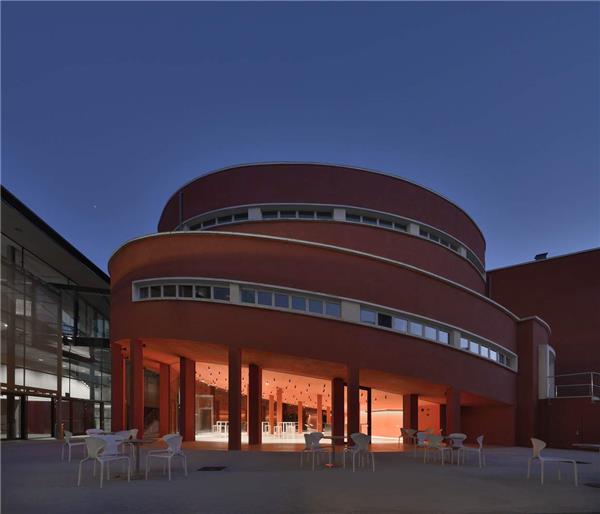 旧建筑改造，历史的红色礼堂#(AlvisiKirimoto)#(Studio10)#(StudioGemma)#(白色建筑)#(公共建筑)#(公共空间)#(会议中心)#(会展中心)#(婚礼礼堂)#(纪念场所)#(建筑设计)#(建筑室内一体化)#(景观设计)#(礼堂建筑设计)#(陕西)#(乡村振兴)#(小礼堂)#(小型公共建筑)#(学校改造)#(学校礼堂)#(月亮元素)#(月亮主题)#(中学改造)#(IzaskunChinchilla)#(KEYWORKS礽建筑)#(城市规划)#(公共职能建筑)#(功能置换)#(婚礼场地)#(建筑)#(旧建改造)#(旧建筑改造)#(礼堂)#(礼堂设计)#(木结构建筑设计案例)#(如恩设计)#(商业空间)#(文化建筑)#(文化建筑设计案例)#(乡愁)#(校园改造)#(校园旧建改造)#(一体化设计)#(园舍建筑景观)#(月亮)#(宗教建筑)