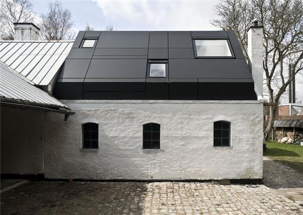 丹麦农舍改建成当代艺术工作室#(DavidChipperfieldArchitects)#(FHHHFRIENDS)#(SilpArchitects)#(办公建筑设计)#(办公空间)#(办公楼)#(办公室)#(博物馆建筑设计)#(仓库改造设计)#(厂房改造)#(低层住宅设计案例)#(独栋住宅设计)#(钢结构)#(工业建筑改造)#(工业建筑改造更新)#(工作室改造)#(功能置换)#(建筑)#(建筑改造案列)#(建筑设计改造)#(旧建筑改造)#(旧建筑改造更新扩建)#(老建筑改造)#(老旧建筑改造)#(老旧建筑更新)#(老旧建筑外立面改造)#(历史建筑保护)#(历史建筑保护修复)#(历史建筑更新)#(美术馆建筑设计)#(商业建筑设计)#(商业空间)#(塔楼)#(塔楼建筑设计)#(塔式建筑设计)#(新旧)#(新老建筑立面改造)#(议会大楼)#(音乐厅)#(展馆建筑设计)#(住宅改造)#(住宅建筑设计)#(住宅楼建筑设计案例)#(综合体)#(3NX)#(ASASarkitekturn)#(Gensler)#(Indiesalon)#(Naso)#(办公大楼)#(办公改造)#(城市更新)#(独栋别墅设计)#(独立住宅设计)#(高层建筑设计)#(公共空间)#(古建保护与开发)#(会议中心)#(混合用途建筑)#(活动中心)#(建筑改造设计)#(建筑设计)#(居住建筑设计)#(居住建筑设计案例)#(老房子改造)#(老旧改造)#(老旧建筑改造更新)#(老项目改造)#(历史建筑改造)#(露天剧场)#(民居改造)#(耐候钢)#(文化建筑设计)#(新旧建筑)#(新老建筑立面)#(演播空间)#(展览空间)#(砖石材料)