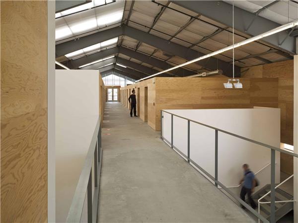 加州艺术学院研究生中心#(BABIN)#(BAMMPArquitectes)#(EstudioFernandezVivancos)#(RENAUDArchitects)#(RIZOMA)#(stephensonISASTUDIO)#(办公楼)#(大学改造)#(大学生文体中心)#(电影学院)#(高校教学楼)#(建筑)#(建筑办公楼)#(教学空间)#(教学楼案例)#(教学楼设计)#(教学楼外立面)#(旧建筑改造)#(剧院)#(设计竞赛)#(隈研吾)#(文化建筑)#(舞台表演类建筑)#(现代办公建筑)#(校园改造)#(写字楼案例)#(艺术大楼)#(艺术空间)#(音乐厅)#(音乐学校)#(音乐学院)#(影视)#(影视学院)#(影像学院)#(著名办公建筑案例分析)#(AIA奖)#(AIA荣誉奖)#(穿孔铜板)#(大学)#(大学教学楼)#(电影)#(多层写字楼)#(建筑规划)#(建筑设计)#(教室)#(教学)#(教学楼)#(教学楼设计案例)#(教育)#(教育建筑)#(教育建筑设计)#(旧建筑更新)#(美国建筑师协会获奖作品)#(排练室)#(商业办公)#(室内设计)#(铜金属外立面建筑设计)#(铜金属外墙建筑设计案例)#(图书馆)#(现代风格办公楼)#(校园扩建)#(写字办公楼)#(写字楼大门)#(写字楼设计案例)#(学校)#(学校建筑)#(学校楼)#(学院)#(艺术系馆)#(艺术中心)#(音乐练习室)#(音乐训练室)