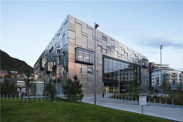卑尔根大学美术，音乐与设计学院#(BABIN)#(BAMMPArquitectes)#(EstudioFernandezVivancos)#(RENAUDArchitects)#(RIZOMA)#(stephensonISASTUDIO)#(办公楼)#(大学改造)#(大学生文体中心)#(电影学院)#(高校教学楼)#(建筑)#(建筑办公楼)#(教学空间)#(教学楼案例)#(教学楼设计)#(教学楼外立面)#(旧建筑改造)#(剧院)#(设计竞赛)#(隈研吾)#(文化建筑)#(舞台表演类建筑)#(现代办公建筑)#(校园改造)#(写字楼案例)#(艺术大楼)#(艺术空间)#(音乐厅)#(音乐学校)#(音乐学院)#(影视)#(影视学院)#(影像学院)#(著名办公建筑案例分析)#(AIA奖)#(AIA荣誉奖)#(穿孔铜板)#(大学)#(大学教学楼)#(电影)#(多层写字楼)#(建筑规划)#(建筑设计)#(教室)#(教学)#(教学楼)#(教学楼设计案例)#(教育)#(教育建筑)#(教育建筑设计)#(旧建筑更新)#(美国建筑师协会获奖作品)#(排练室)#(商业办公)#(室内设计)#(铜金属外立面建筑设计)#(铜金属外墙建筑设计案例)#(图书馆)#(现代风格办公楼)#(校园扩建)#(写字办公楼)#(写字楼大门)#(写字楼设计案例)#(学校)#(学校建筑)#(学校楼)#(学院)#(艺术系馆)#(艺术中心)#(音乐练习室)#(音乐训练室)
