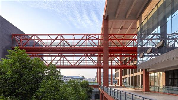 重庆大学虎溪校区艺术综合楼 | 汤桦建筑设计#(大学)#(大学生文化中心)#(大学校区)#(高中规划)#(高中景观设计)#(光)#(建筑规划)#(建筑设计)#(教学楼)#(教学楼设计案例)#(教育)#(教育建筑)#(景观)#(水)#(图书馆)#(校园景观)#(校园小型建筑)#(休闲活动中心)#(学生文化活动中心)#(学校)#(学校案例)#(学校建筑)#(学校楼)#(学校综合楼)#(中小学设计方案)#(中小学校)#(中学)#(中学案例)#(中学校园规划)#(最新中小学设计案例)#(大学建筑)#(大学生活动中心建筑)#(高校教学楼)#(高中景观)#(活动中心案例)#(建筑)#(教学楼案例)#(教学楼设计)#(文化建筑)#(小学景观设计)#(小学校园设计)#(校园建筑)#(校园设计案例)#(校园设计元素)#(学生活动中心)#(学校建筑设计)#(智能化)#(中小学建筑设计)#(中小学设计)#(中学规划设计)#(中学教学楼设计方案)#(中学立面)#(中学设计案例)#(中学校园景观)#(中学校园景观设计)#(综合楼)
