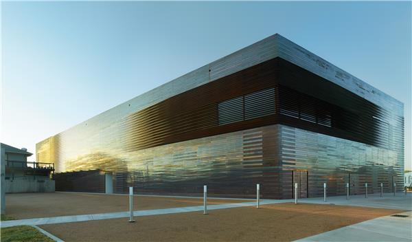 路易斯安那州立博物馆和体育名人堂#(3XN)#(FosterPartners)#(TrahanArchitects)#(ZhenggongFeng)#(北京翰时国际建筑设计咨询有限公司)#(博物馆展览)#(公共建筑设计案例)#(建筑立面整治)#(历史文化博物馆)#(文化建筑)#(文化建筑设计案例)#(乡村博物馆)#(许李严)#(展览建筑设计案例)#(博物馆)#(博物馆建筑设计案例)#(博物馆设计)#(国家博物馆)#(国外博物馆)#(建筑设计)#(历史博物馆)#(青铜纹理)#(文化设施)#(展览空间设计)