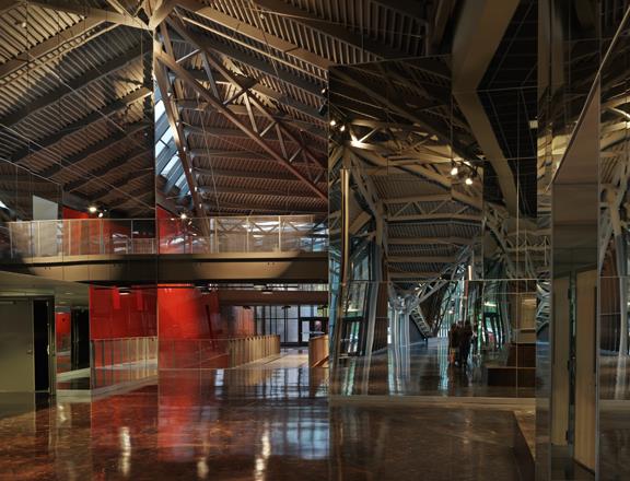Doudna美术中心| Antoine Predock#(BABIN)#(BAMMPArquitectes)#(EstudioFernandezVivancos)#(RENAUDArchitects)#(RIZOMA)#(stephensonISASTUDIO)#(办公楼)#(大学改造)#(大学生文体中心)#(电影学院)#(高校教学楼)#(建筑)#(建筑办公楼)#(教学空间)#(教学楼案例)#(教学楼设计)#(教学楼外立面)#(旧建筑改造)#(剧院)#(设计竞赛)#(隈研吾)#(文化建筑)#(舞台表演类建筑)#(现代办公建筑)#(校园改造)#(写字楼案例)#(艺术大楼)#(艺术空间)#(音乐厅)#(音乐学校)#(音乐学院)#(影视)#(影视学院)#(影像学院)#(著名办公建筑案例分析)#(AIA奖)#(AIA荣誉奖)#(穿孔铜板)#(大学)#(大学教学楼)#(电影)#(多层写字楼)#(建筑规划)#(建筑设计)#(教室)#(教学)#(教学楼)#(教学楼设计案例)#(教育)#(教育建筑)#(教育建筑设计)#(旧建筑更新)#(美国建筑师协会获奖作品)#(排练室)#(商业办公)#(室内设计)#(铜金属外立面建筑设计)#(铜金属外墙建筑设计案例)#(图书馆)#(现代风格办公楼)#(校园扩建)#(写字办公楼)#(写字楼大门)#(写字楼设计案例)#(学校)#(学校建筑)#(学校楼)#(学院)#(艺术系馆)#(艺术中心)#(音乐练习室)#(音乐训练室)