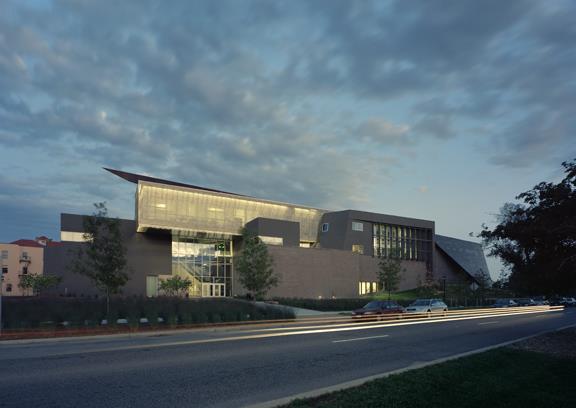 科罗拉多大学 基石艺术中心#(BABIN)#(BAMMPArquitectes)#(EstudioFernandezVivancos)#(RENAUDArchitects)#(RIZOMA)#(stephensonISASTUDIO)#(办公楼)#(大学改造)#(大学生文体中心)#(电影学院)#(高校教学楼)#(建筑)#(建筑办公楼)#(教学空间)#(教学楼案例)#(教学楼设计)#(教学楼外立面)#(旧建筑改造)#(剧院)#(设计竞赛)#(隈研吾)#(文化建筑)#(舞台表演类建筑)#(现代办公建筑)#(校园改造)#(写字楼案例)#(艺术大楼)#(艺术空间)#(音乐厅)#(音乐学校)#(音乐学院)#(影视)#(影视学院)#(影像学院)#(著名办公建筑案例分析)#(AIA奖)#(AIA荣誉奖)#(穿孔铜板)#(大学)#(大学教学楼)#(电影)#(多层写字楼)#(建筑规划)#(建筑设计)#(教室)#(教学)#(教学楼)#(教学楼设计案例)#(教育)#(教育建筑)#(教育建筑设计)#(旧建筑更新)#(美国建筑师协会获奖作品)#(排练室)#(商业办公)#(室内设计)#(铜金属外立面建筑设计)#(铜金属外墙建筑设计案例)#(图书馆)#(现代风格办公楼)#(校园扩建)#(写字办公楼)#(写字楼大门)#(写字楼设计案例)#(学校)#(学校建筑)#(学校楼)#(学院)#(艺术系馆)#(艺术中心)#(音乐练习室)#(音乐训练室)