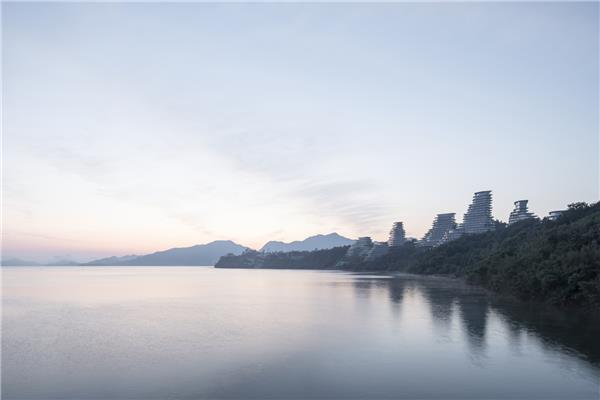 黄山村#(MAD)#(北京)#(湖州喜来登温泉度假酒店)#(建筑)#(剧院)#(马岩松)#(扭曲式摩天大楼)#(纽约建筑联盟青年建筑师)#(设计)#(四叶草之家图纸)#(四叶草之家幼儿园)#(公园绿地)#(建筑师)#(马岩松作品集)#(全球20位最具影响力青年设计师)#(耶鲁大学获得建筑学硕士)#(幼儿园建筑设计)#(中国)#(中国建筑师)